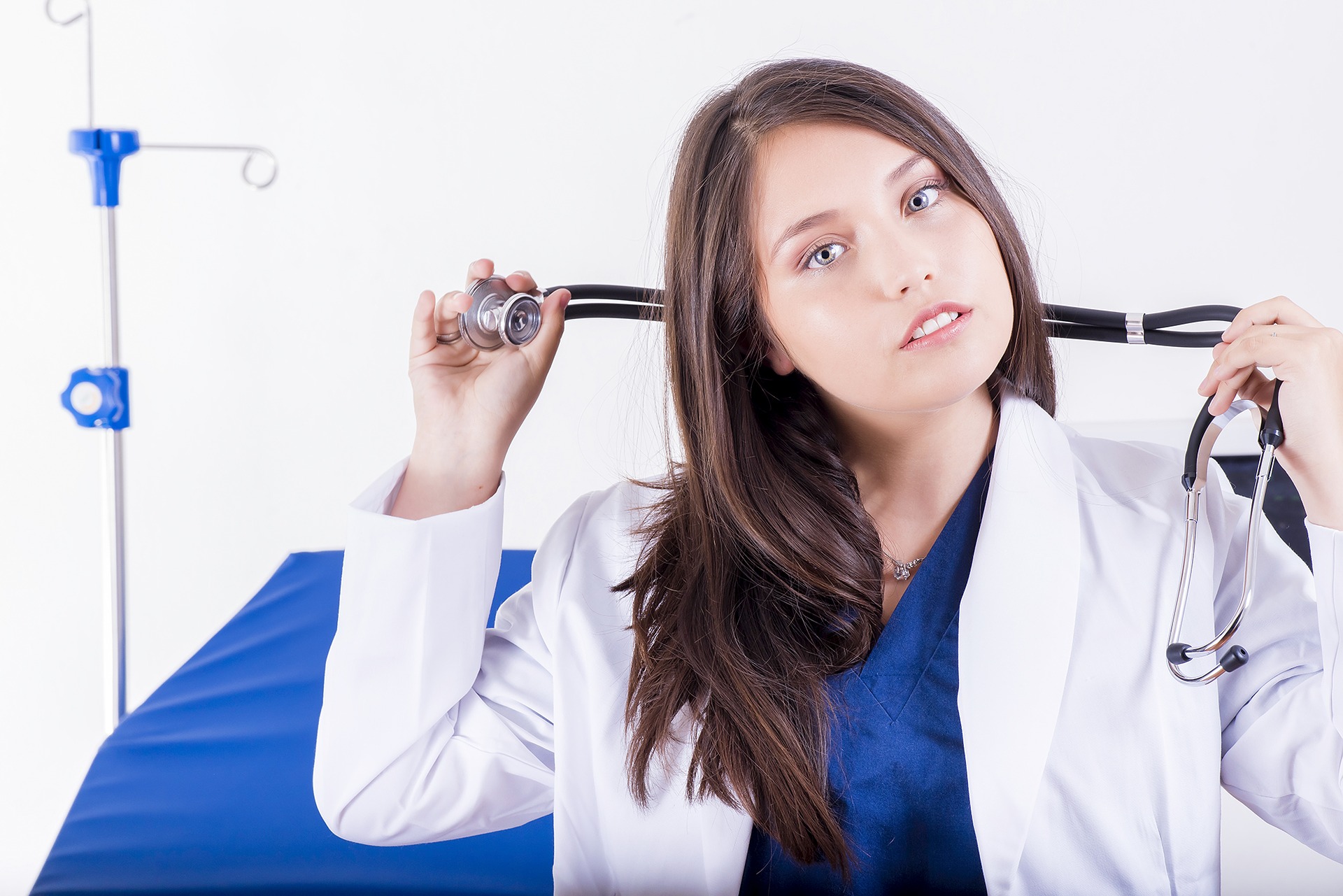 Lekarz medycyny estetycznej - specjalista od botoksu trzymający w ręku stetoskop